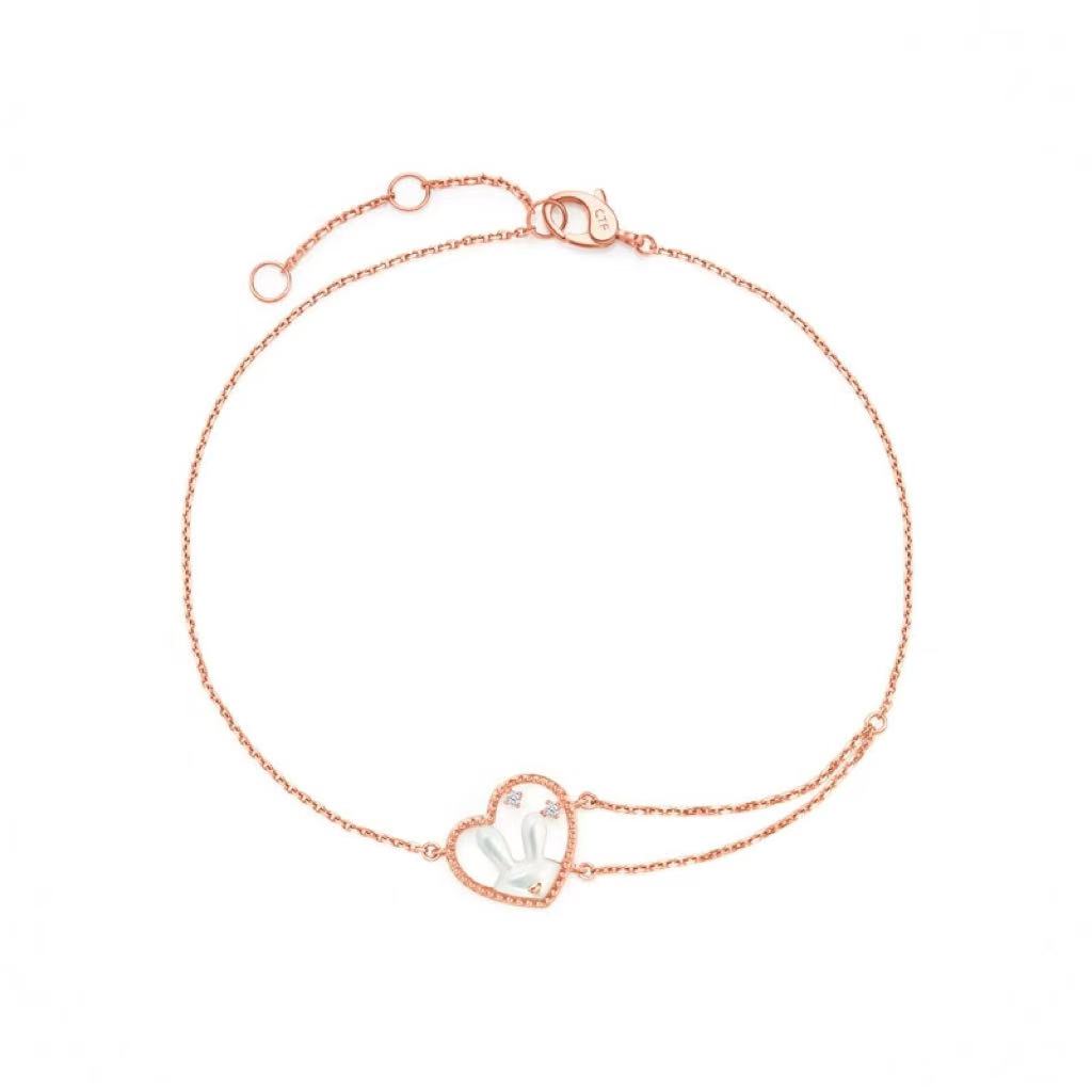 周大福love u兔 18K金彩金镶贝壳钻石手链